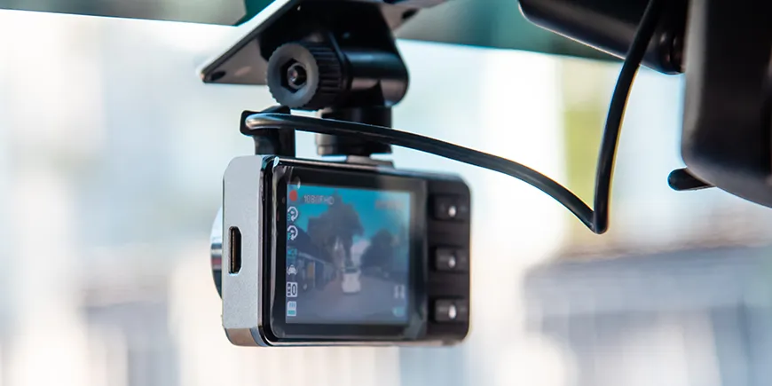 Erfahren Sie, ob Dashcams in Deutschland erlaubt sind und wie sie genutzt werden können. Die Kamera kann den Verkehr aufzeichnen und als Beweismittel bei Unfällen dienen, aber es ist wichtig, die Persönlichkeitsrechte anderer Personen zu beachten und keine Videos mit erkennbaren Kennzeichen oder Personen ohne deren Einverständnis zu veröffentlichen. Dashcam-Aufnahmen können als Beweismittel vor Gericht verwendet werden, jedoch gibt es keine Garantie für ihre Akzeptanz.